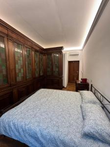 1 dormitorio con 1 cama y armarios de madera en Domus Giovanna en Roma