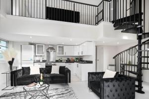 Kitchen o kitchenette sa Duplex Penthouse Apartment - Birmingham City Centre - Secure Parking - Terrace 1401M