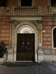 an entrance to a building with a wooden door at Domus Giovanna in Rome