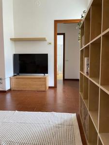 ein Wohnzimmer mit einem Flachbild-TV an der Wand in der Unterkunft Appartamento Gaia - a due passi dal centro in Laveno-Mombello