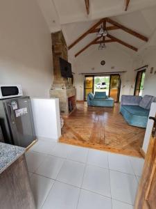 duży salon z drewnianą podłogą i salonem w obiekcie Kichaka Cottages w mieście Nyeri