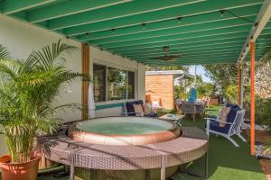 een patio met een jacuzzi bij Luxury Home with Hot Tub & Outdoor Oasis blocks from the Beach in St Pete Beach