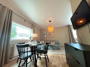 una sala da pranzo e un soggiorno con tavolo e sedie. di Elegant house, Stockholm a Stoccolma
