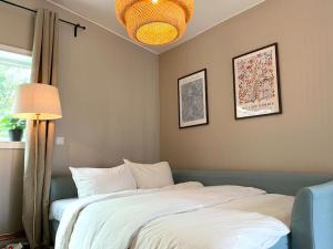 una camera con un grande letto e una lampada di Elegant house, Stockholm a Stoccolma