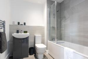 A bathroom at Modern 1 Bedroom Apartment Near Nottingham Train Station