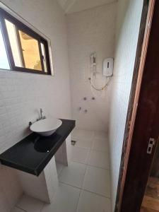 baño con lavabo y ventana en Kichaka Cottages, en Nyeri