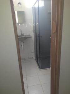 y baño con ducha y lavamanos. en Hostel Araucaria, en Ribeirão Preto