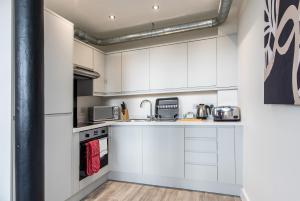 A kitchen or kitchenette at Modern 1 Bedroom Apartment Near Nottingham Train Station