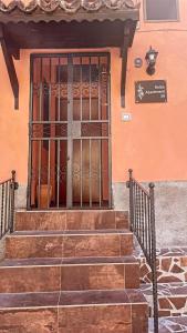 un accès à un bâtiment avec une porte métallique dans l'établissement Relax Apartment 39, à Crotone
