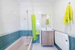 ein Badezimmer mit Badewanne und Waschbecken in der Unterkunft Castellana in Bicorp + 31 Fotos