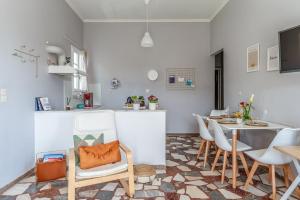 Steniaí的住宿－Stenies'nook family home，厨房以及带桌椅的用餐室。