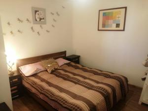 Säng eller sängar i ett rum på cabañas casona hanga roa