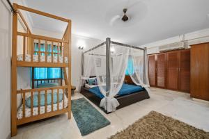 - une chambre avec 2 lits superposés et une échelle dans l'établissement Ocean Oasis, à Bangalore