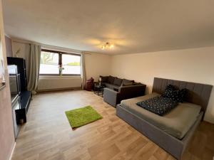 a living room with a couch and a television at Ferienwohnung im Vorharz in Liebenburg