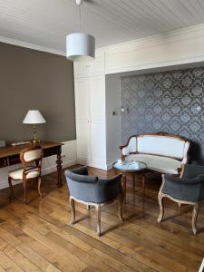 - un salon avec un banc et une table dans l'établissement Le Clos d 'Aÿ, à Épernay