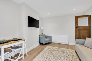 una sala de estar con un sofá y una mesa en Bromstone House, Broadstairs, en Broadstairs