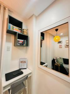 een spiegel aan een muur in een kamer met een slaapkamer bij Primo Condo Studio Type - One Pontefino Tower in Batangas City