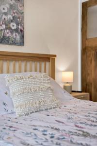 una cama con una almohada encima en Bromstone House, Broadstairs, en Broadstairs