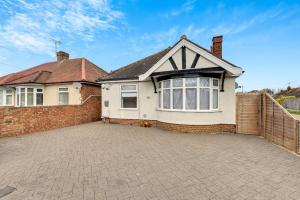 una casa con una entrada de ladrillo delante de ella en Bromstone House, Broadstairs, en Broadstairs