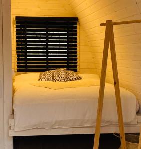 Bett in einem Zimmer mit Fenster in der Unterkunft Slapen bij de Stewardess B&B Almere in Almere