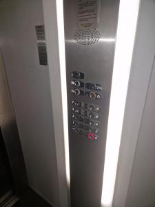 un mando a distancia en un ascensor con una luz encendida en Aquarell Top Homes Downtown, en Budapest