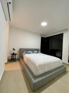 ein Schlafzimmer mit einem großen Bett in einem Zimmer in der Unterkunft Altazona - Living 73 in Panama-Stadt