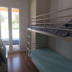 מיטה או מיטות קומותיים בחדר ב-Off-Grid Paradise