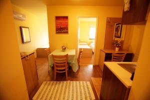 een kleine kamer met een tafel en een slaapkamer bij Tribunia Beach Hotel in Tribunj
