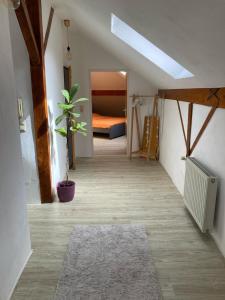 einen Flur mit einem Bett und einer Pflanze in einem Zimmer in der Unterkunft NaturPur in Monschau