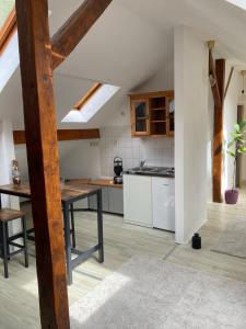 eine Küche mit einem Tisch und einer Arbeitsplatte in der Unterkunft NaturPur in Monschau