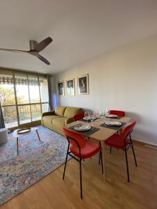 - un salon avec une table et des chaises rouges dans l'établissement Horizon sur le Cher, à Montrichard