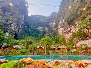 ein Restaurant mit Bergblick in der Unterkunft Trang An Passion Homestay in Ninh Bình
