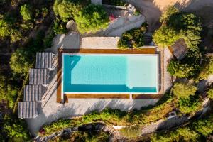 Casagliana Suite Resort في أولبيا: اطلالة علوية على مسبح في ساحة