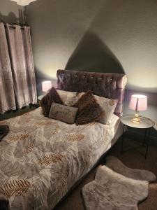 een bed met twee teddyberen erop in een slaapkamer bij CHERRYTREE COTTAGE @ LOMOND in Hornsea