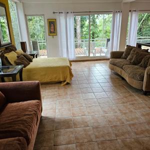 Predel za sedenje v nastanitvi OLP Treehouse Cerro Azul