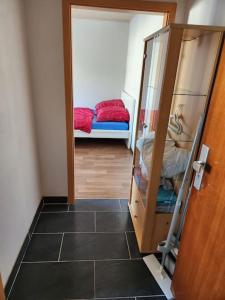 Łóżko lub łóżka piętrowe w pokoju w obiekcie 3: Einfache 1-Zimmer Wohnung in Bad Wörishofen