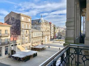 Una vista de una calle de la ciudad desde un balcón. en PUERTA DEL SOL - Vigo Centro, en Vigo