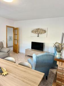 TV a/nebo společenská místnost v ubytování Apartamentos Rurales Flor de la Alcarria