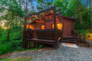 Cabaña pequeña en el bosque con terraza en Sunset Peak - Treehouse - Kid Zone -FirePit-HotTub, en Ellijay