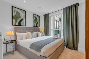 een slaapkamer met een groot bed en een groot raam bij Talisman & Duckman Tower at Canary Wharf by MySquare in Londen