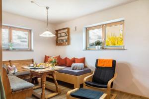 ein Wohnzimmer mit einem Sofa und einem Tisch in der Unterkunft Bauzinger Alm in Hauzenberg