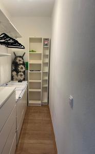 eine Küche mit weißen Schränken und Holzböden in der Unterkunft The Livingroom Apartment Cologne in Köln