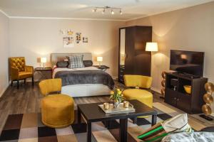 チューリッヒにあるRELOC Serviced Apartments Zurich-Oerlikonのベッドルーム1室(ベッド1台付)、リビングルームが備わります。