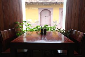 una mesa de madera en una habitación con ventana en Hotel and Coffe Azul, en León