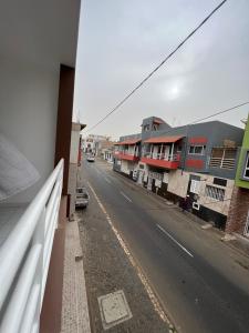 Blick auf eine Straße vom Balkon eines Gebäudes in der Unterkunft PIMONTAPARTMENTS in Espargos