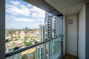 een balkon in een gebouw met uitzicht op de stad bij Talisman & Duckman Tower at Canary Wharf by MySquare in Londen