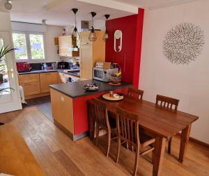 Køkken eller tekøkken på Maison cosy-Proche du golf national de Guyancourt et de Paris