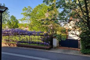 En have udenfor Maison cosy-Proche du golf national de Guyancourt et de Paris