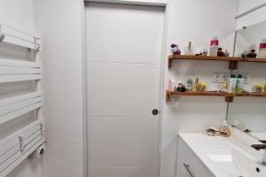baño blanco con ducha y lavamanos en Maison cosy-JO24 à Voisins-le-Bx, en Voisins-le-Bretonneux