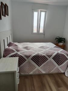 Schlafzimmer mit einem Bett, einem Tisch und einem Fenster in der Unterkunft Éxito 888 in Alicante